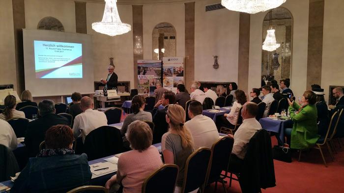 mehrere Zuschauer lauschen gespannt einem Vortrag