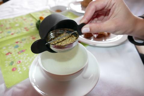 Ökofaire Stadtführungen, Bio-Krawatten und Genuss-Gebäck im Ateliercafé