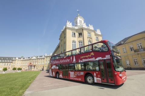 Unterwegs mit dem roten Doppeldeckerbus