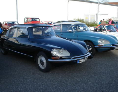 Oldtimerszene am TÜV Karlsruhe