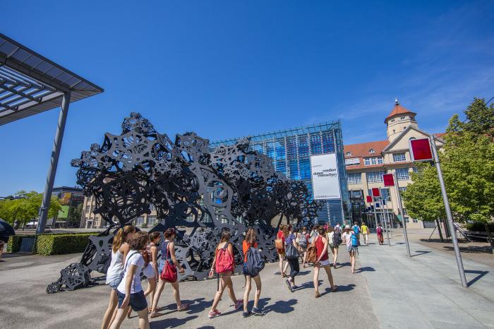 Schulklasse geht ins ZKM