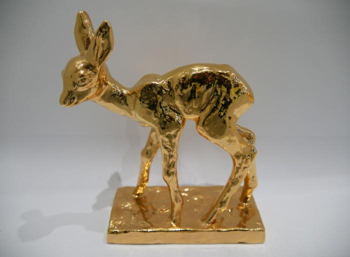 In der Hypebox befindet sich ein Bambi aus der Majolika Manufaktur