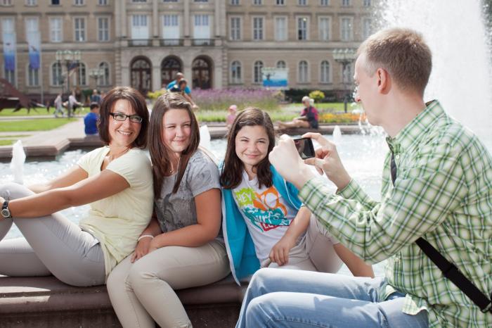 Familie vorm Naturkundemuseum