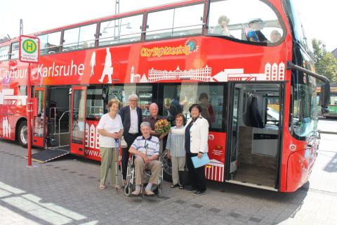 2.000 Fahrgast im roten Karlsruher Doppeldecker-Bus