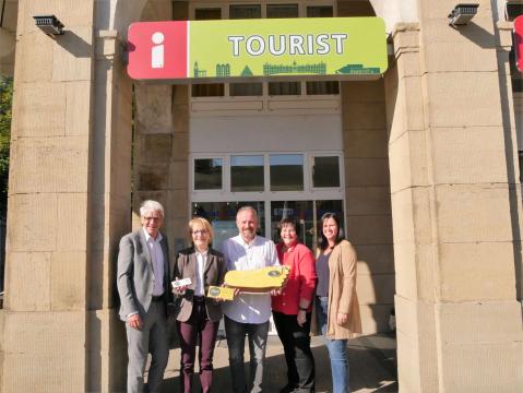 Überreichung_GelbfüßlerPralinenScheck_an_KarlsruherTafel